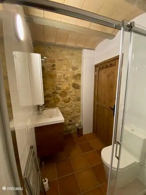 Salle de bain avec portes coulissantes pour douche. (160 de large)