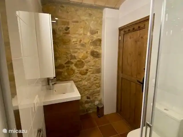 Location de Vacances Espagne, Costa Brava, Llagostera, appartement - Appartement Can Massanet Sol Salle de bain avec portes coulissantes pour douche. (160 de large)
