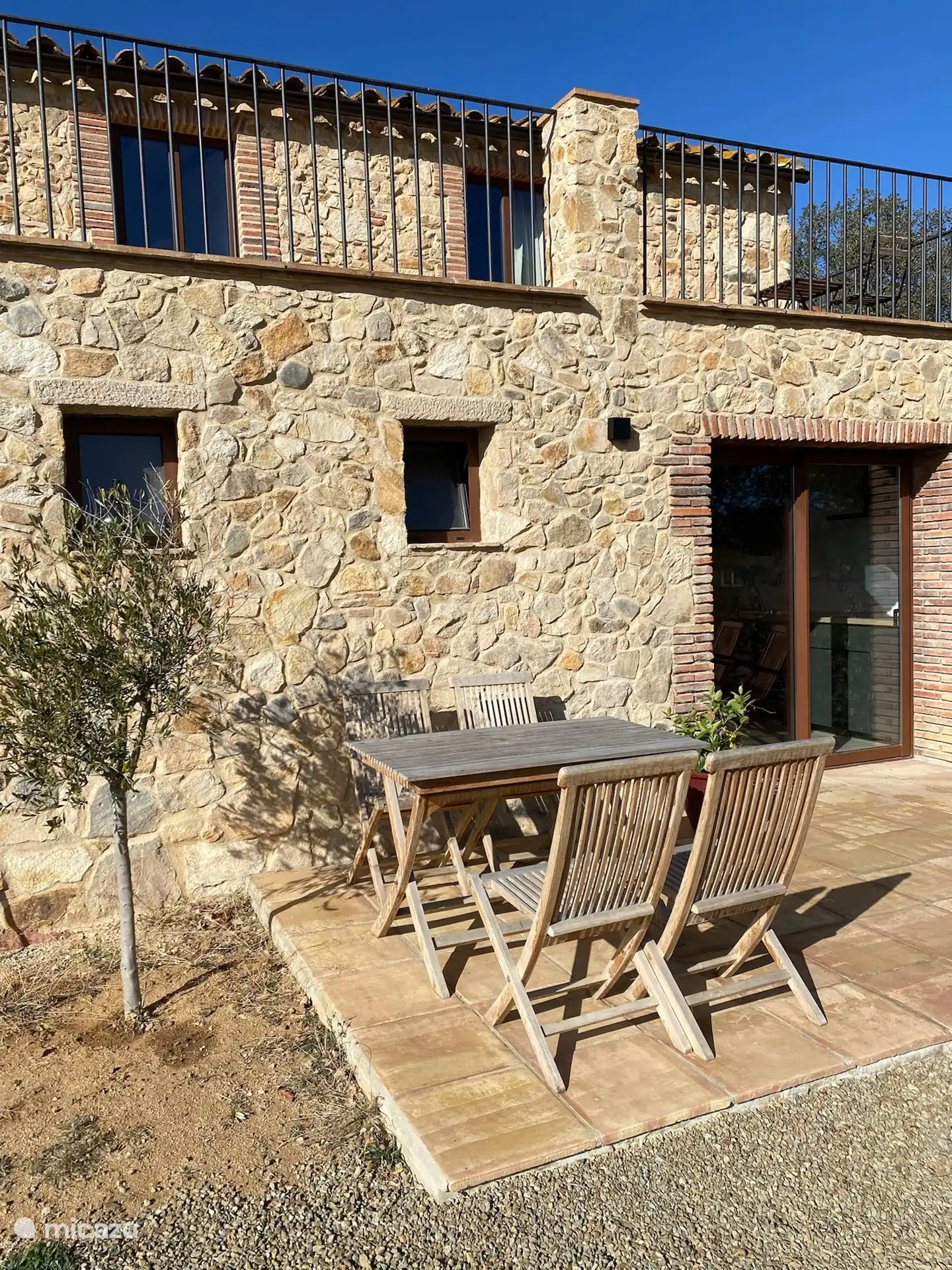 Terrasse spacieuse avec soleil jusqu'à environ 2 heures.