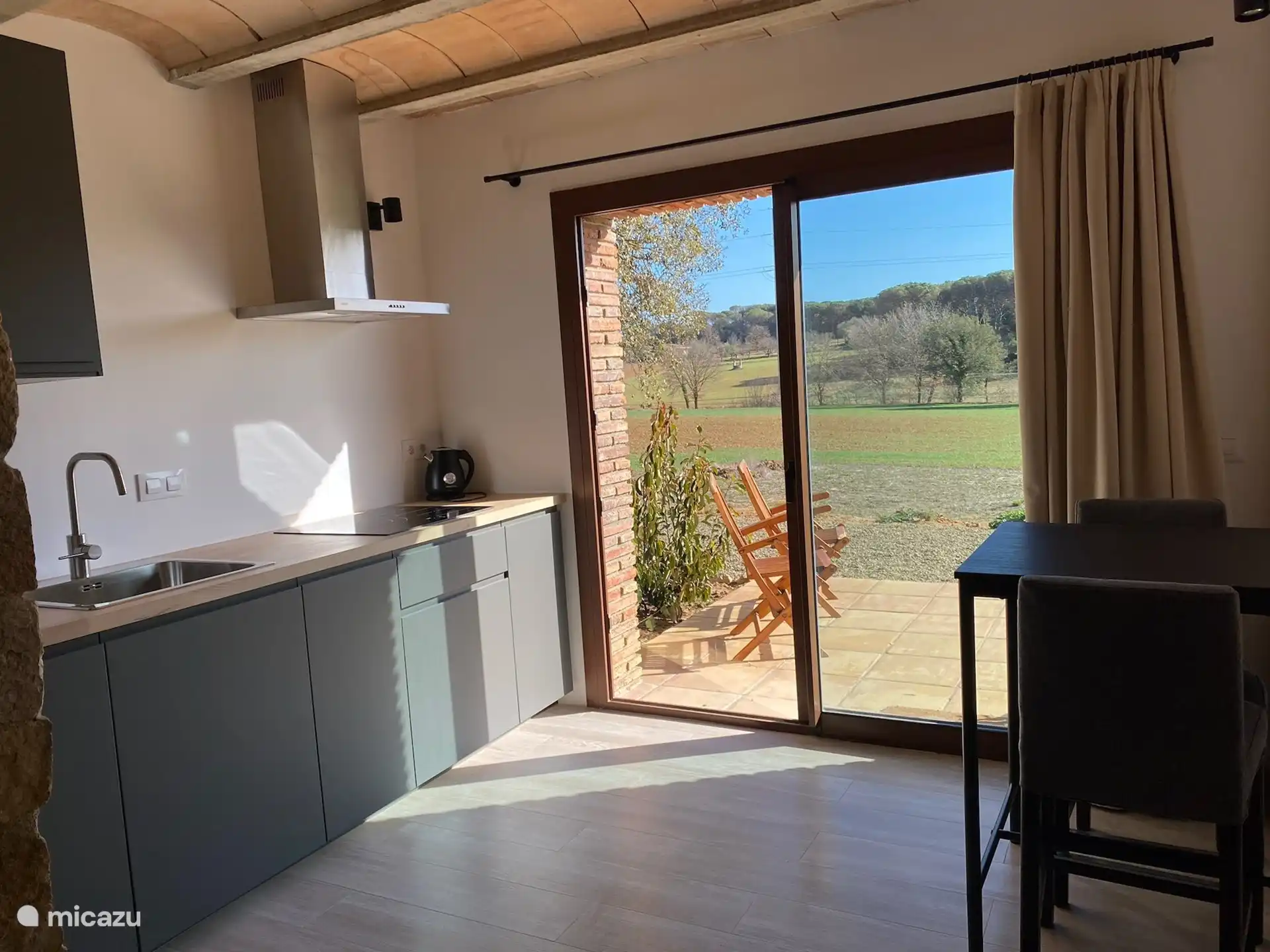 Cuisine entièrement équipée avec plaque à induction, machine Nespresso et bouilloire.