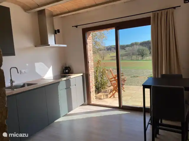 Location de Vacances Espagne, Costa Brava, Llagostera, appartement - Appartement Can Massanet Sol Cuisine entièrement équipée avec plaque à induction, machine Nespresso et bouilloire.