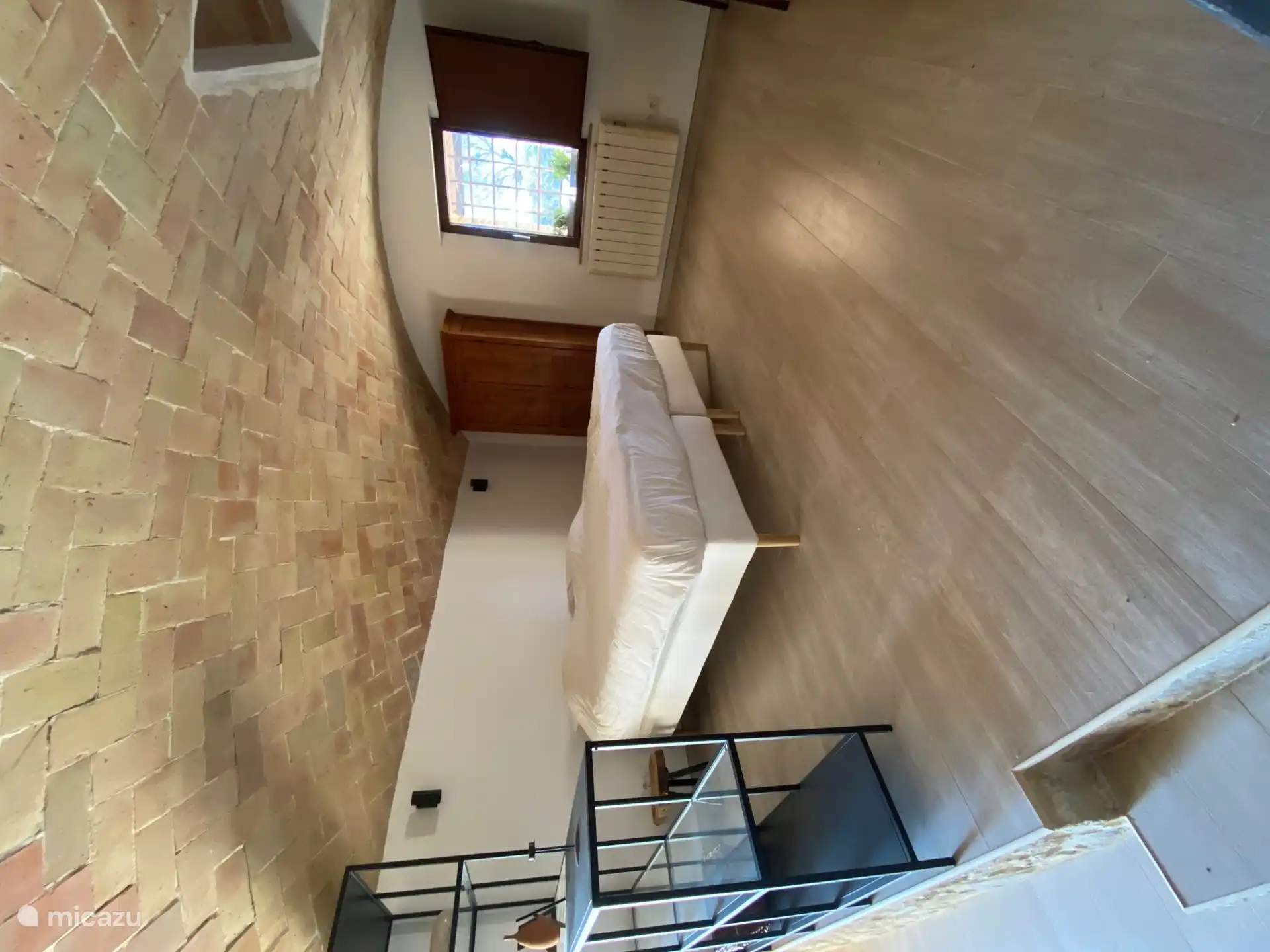 Chambre spacieuse avec un lit king size. (180 x 200) Les lits peuvent également être séparés.