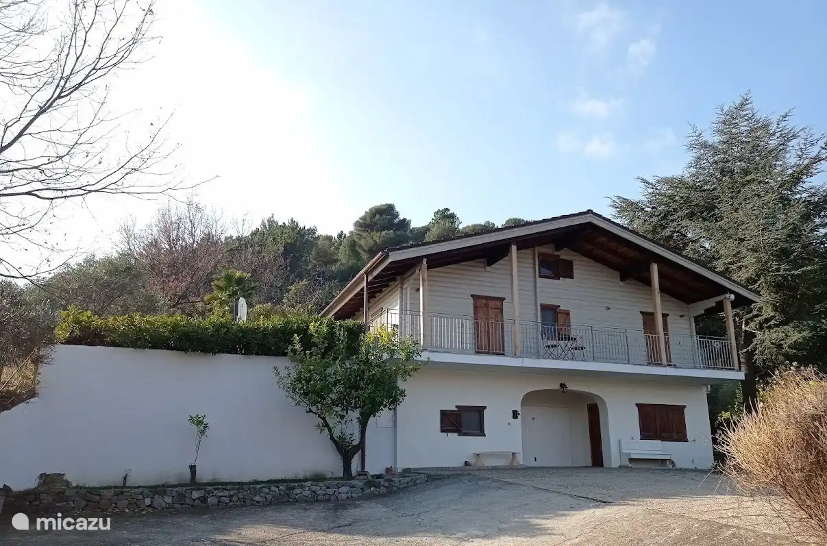 Blick auf das Haus. Unten rechts ist das Gästehaus