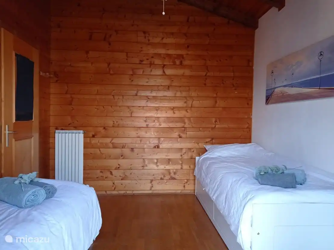 Schlafzimmer mit einem Einzelbett und einem Bett, das zum Doppelbett ausgezogen werden kann