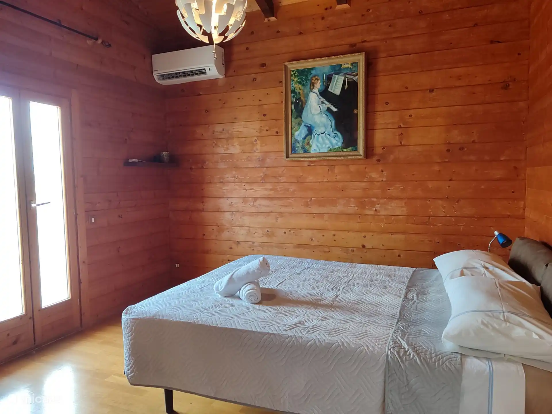 Schlafzimmer mit Doppelbett