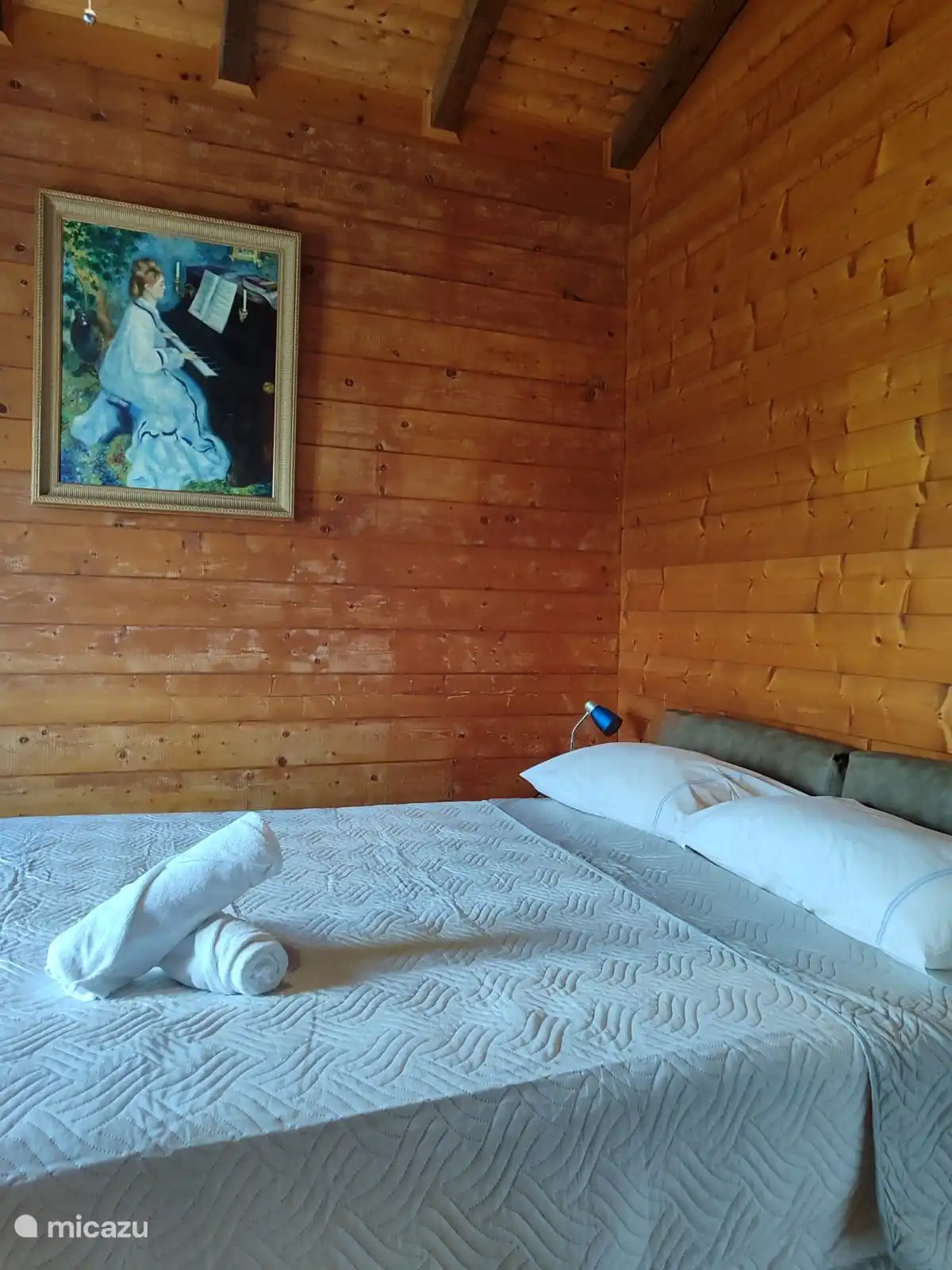 Schlafzimmer mit Doppelbett