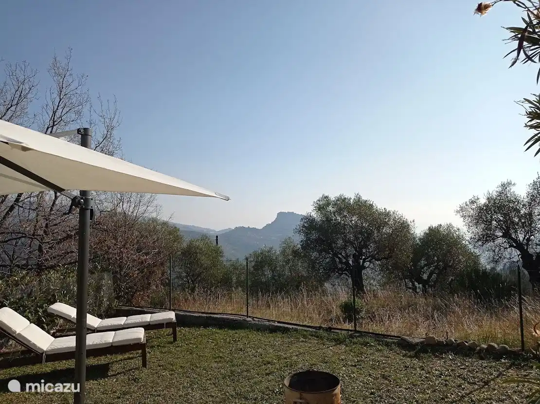 Aussicht mit Sonnenliegen