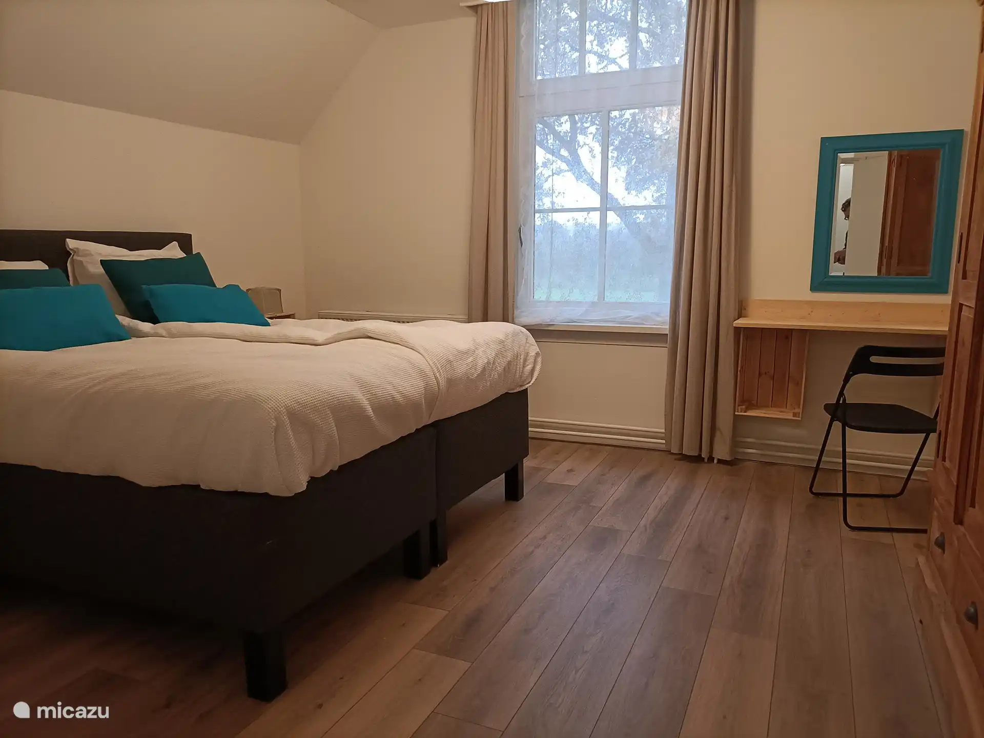 Das Hauptschlafzimmer hat eine schöne Aussicht