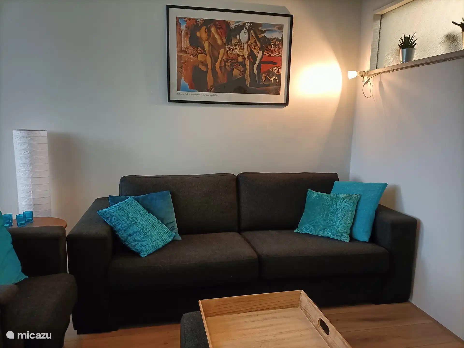 Im Wohnzimmer gibt es viele bequeme Sitzgelegenheiten