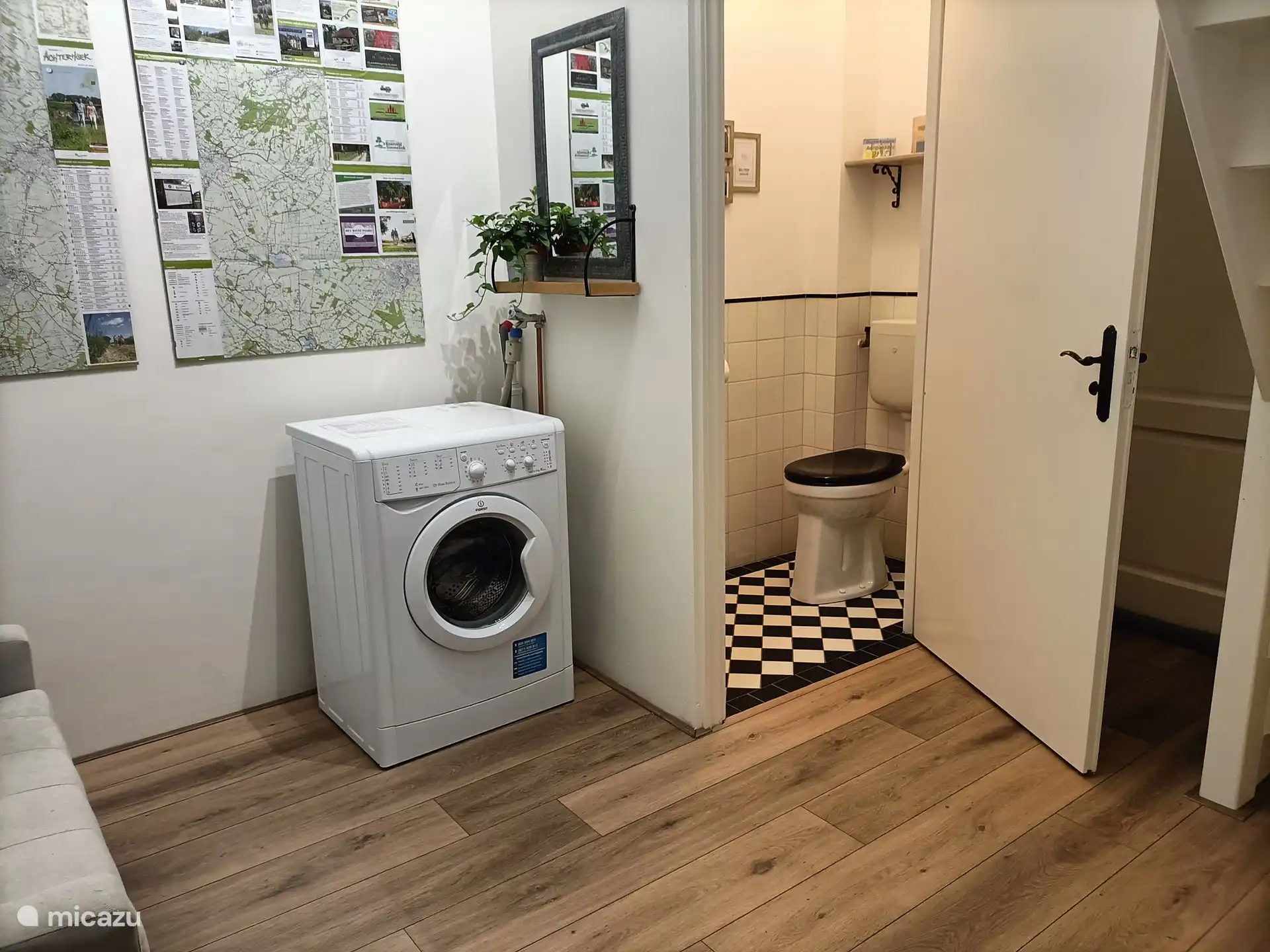 Die Halle mit der Treppe nach oben. Hier befindet sich auch die Garderobe, eine Sitzbank und die Toilette. Hier gibt es auch eine Waschmaschine und einen Wäscheständer