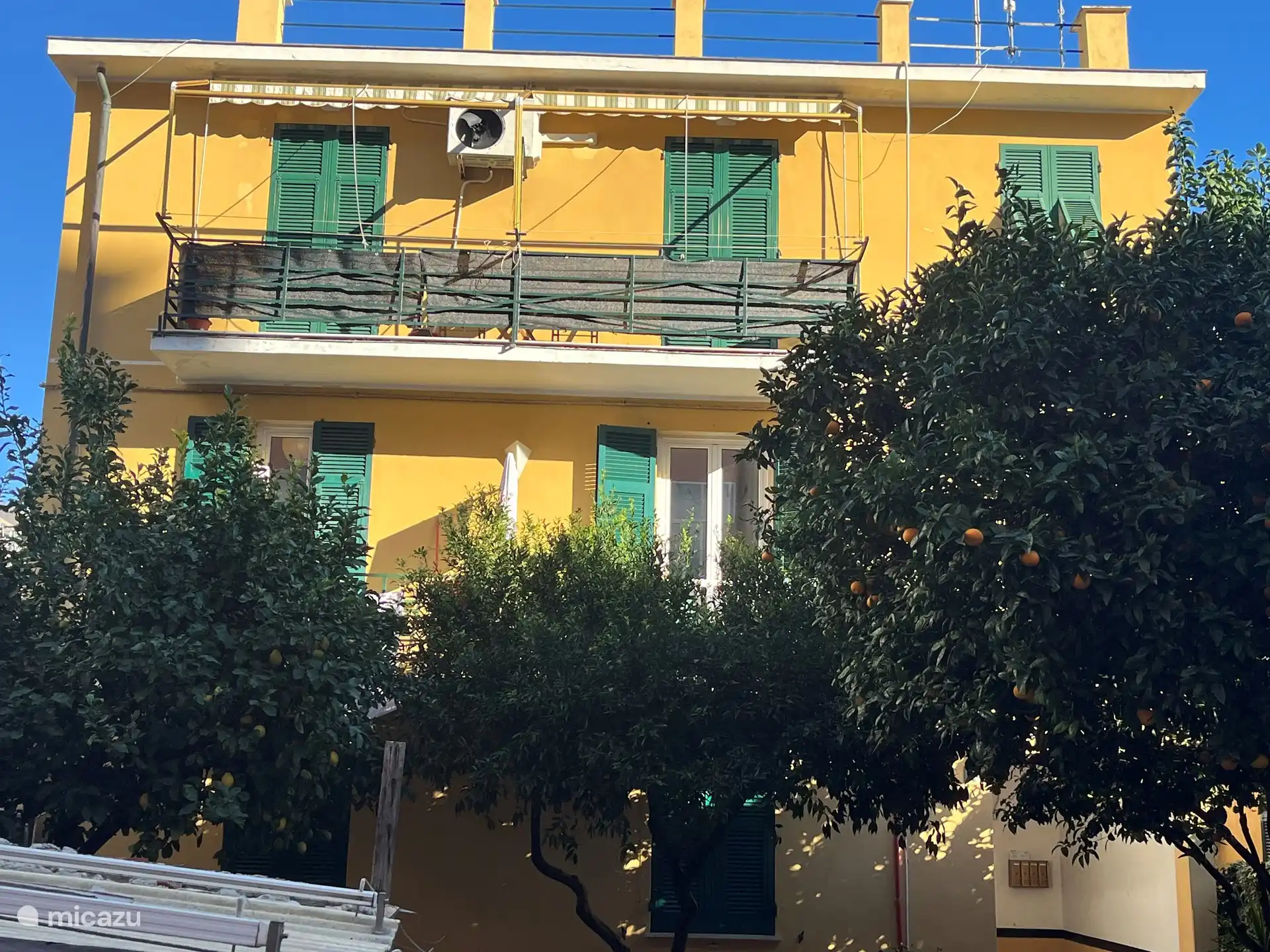 Die Wohnung befindet sich im ersten Stock. Zitronen können vom Balkon gepflückt werden.