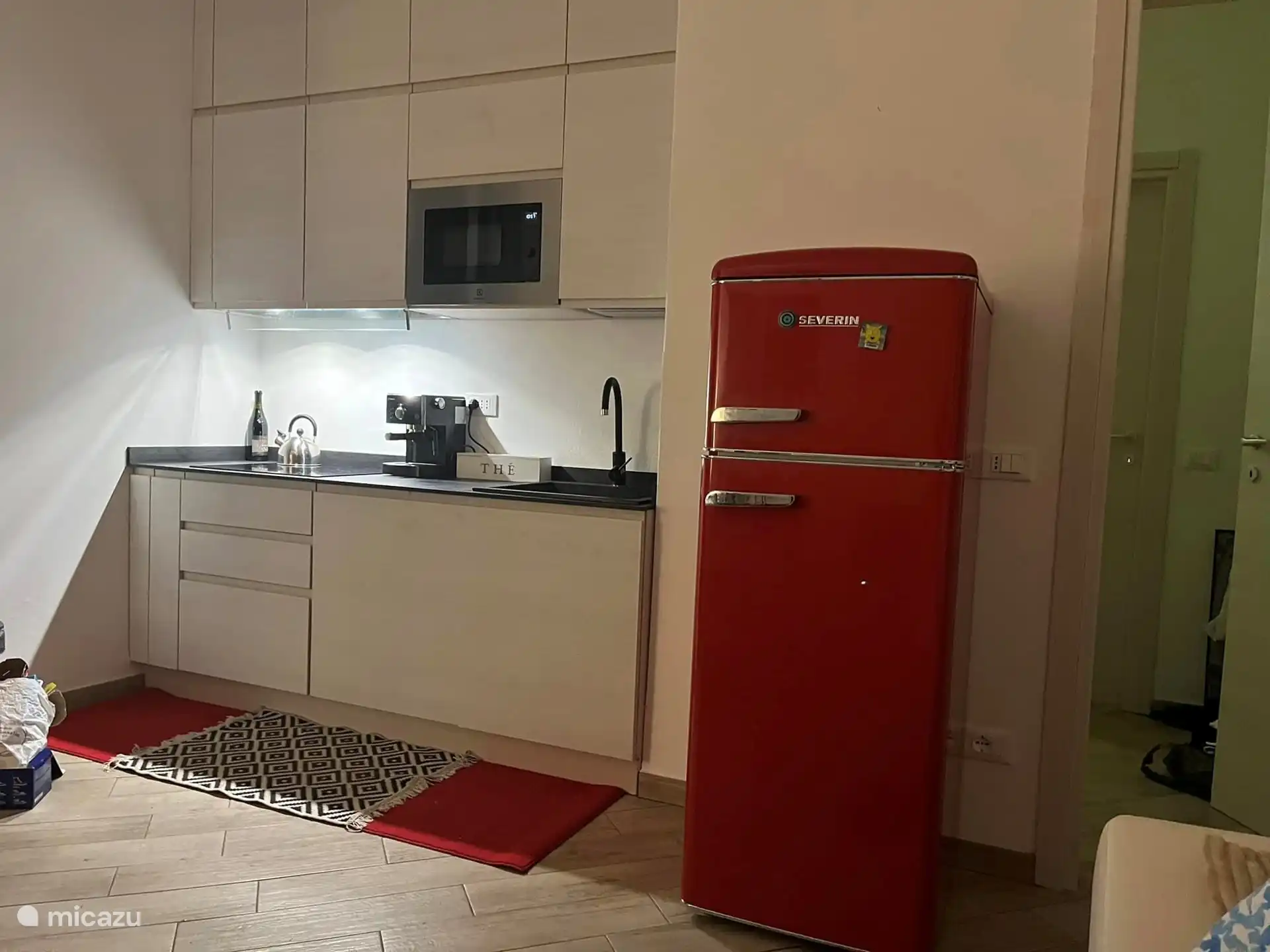 Komplett neue Küche mit Espressomaschine, Induktionskochfeld, Geschirrspüler, Backofen.