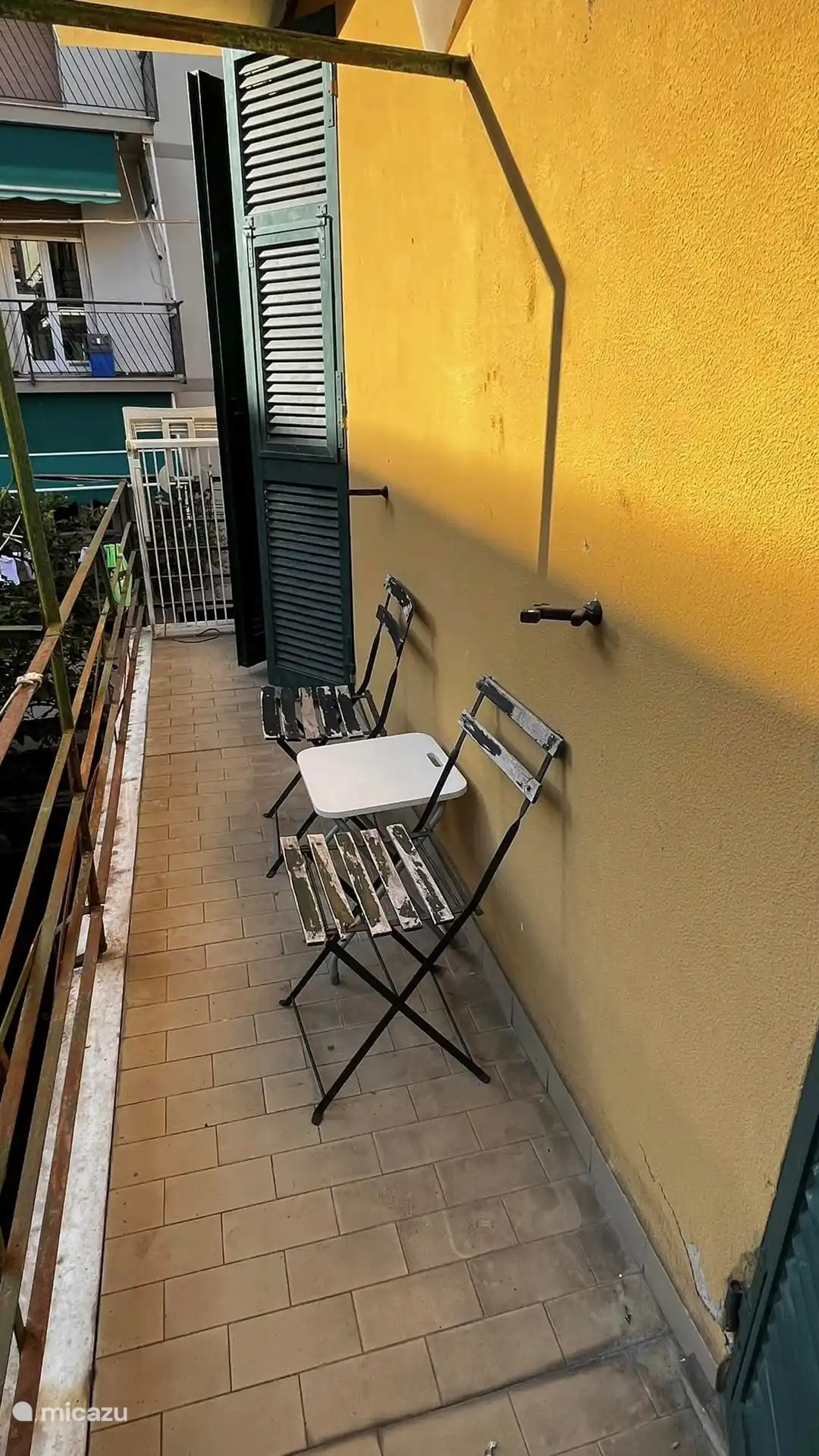 Balkon mit Sonne von 10 bis 15 Uhr im Sommer. Blick auf den Garten. Aber Sie werden nicht viel dort sein, da der Strand und der Boulevard 30 Meter entfernt sind