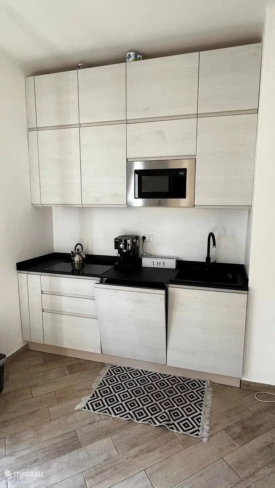 Komplett neue Küche mit Espressomaschine, Induktionskochfeld, Geschirrspüler, Backofen.