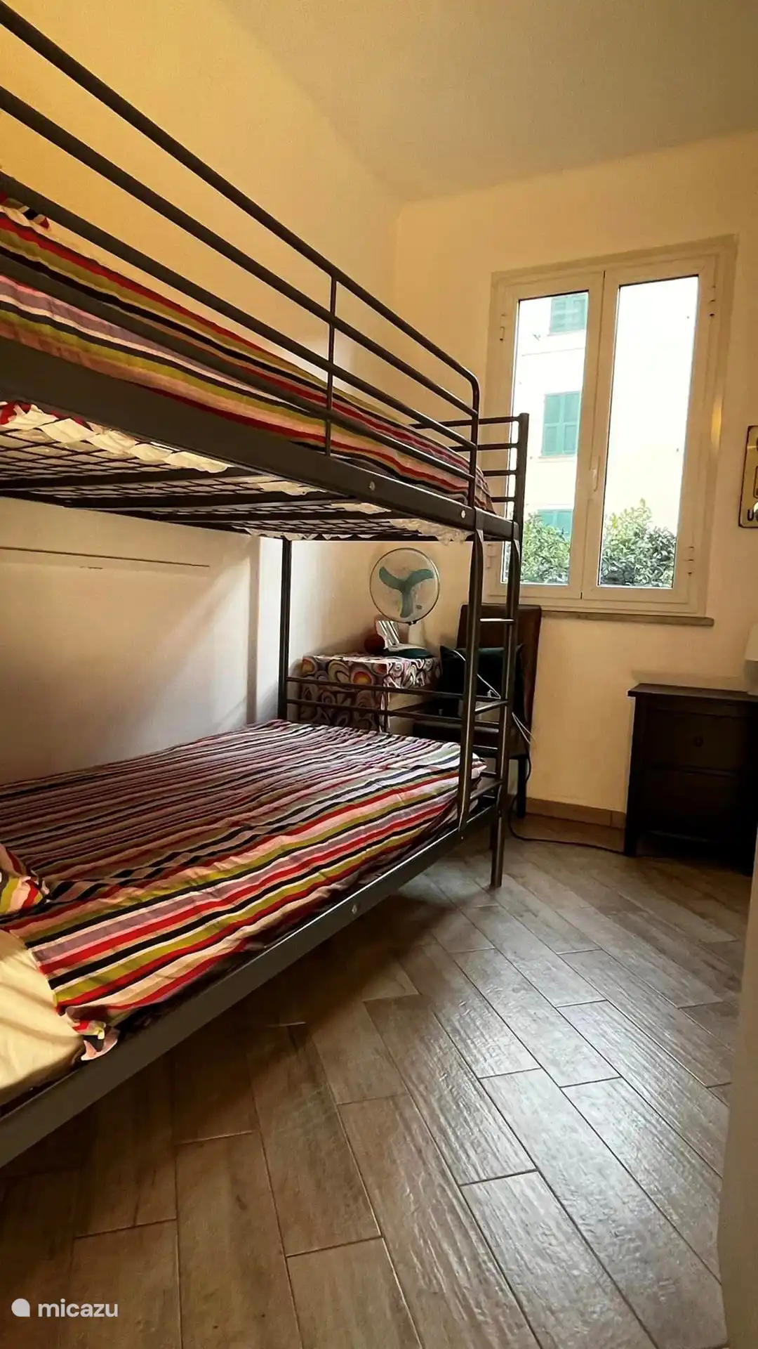 Schlafzimmer mit Etagenbetten. Matratzen von 1,90 lang. 