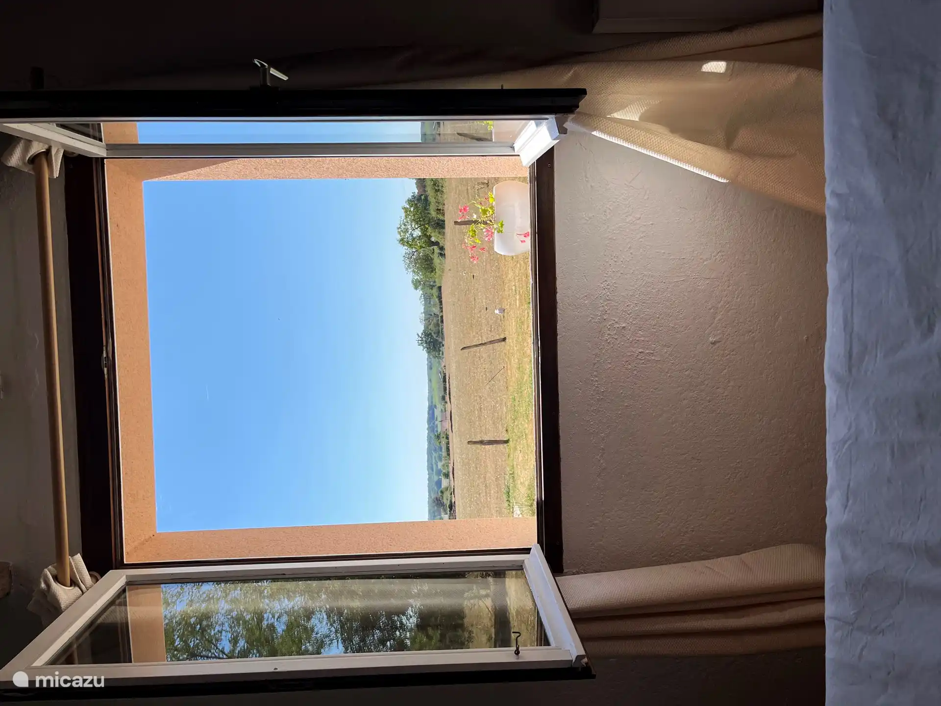 Vom Bett aus haben Sie einen Blick auf die angrenzenden Wiesen.