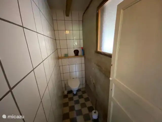 Location de Vacances France, Nièvre, Nevers, ferme - Cachez-vous Toilettes au rez-de-chaussée.