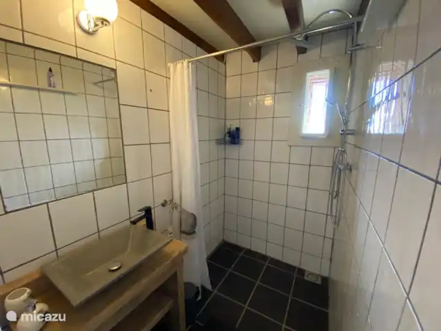 Location de Vacances France, Nièvre, Nevers, ferme - Cachez-vous Salle de bain au rez-de-chaussée.