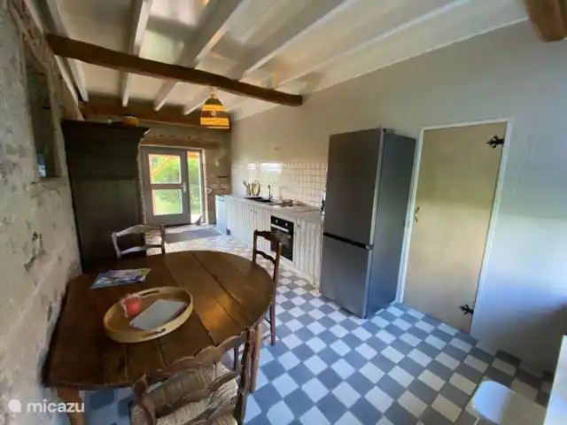 Location de Vacances France, Nièvre, Nevers, ferme - Cachez-vous C'est la cuisine de la plus grande résidence. La cuisine est entièrement équipée et se situe également au rez-de-chaussée.