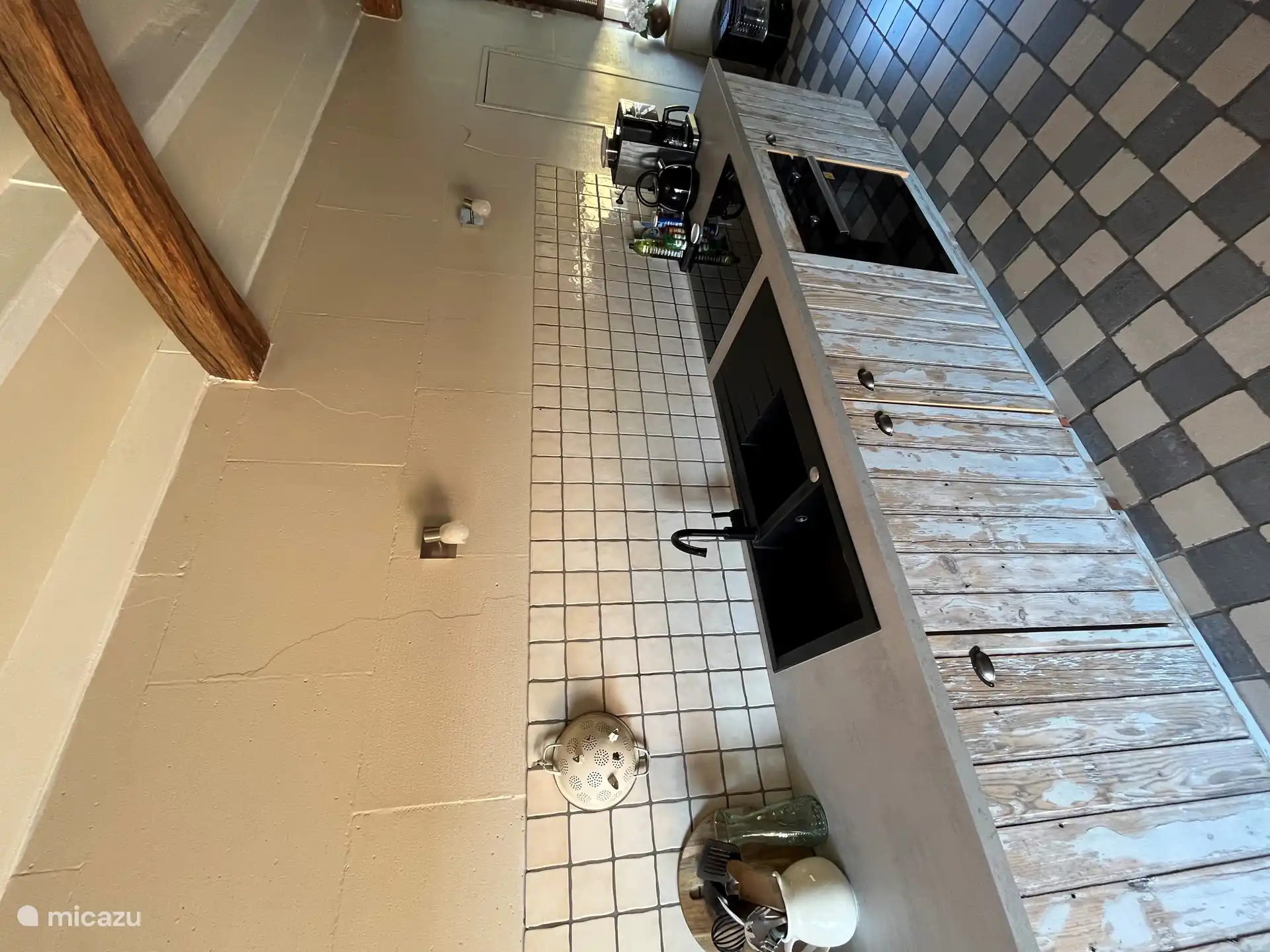 Dies ist die Küche der größeren Residenz. Die Küche ist komplett ausgestattet und befindet sich ebenfalls im Erdgeschoss.