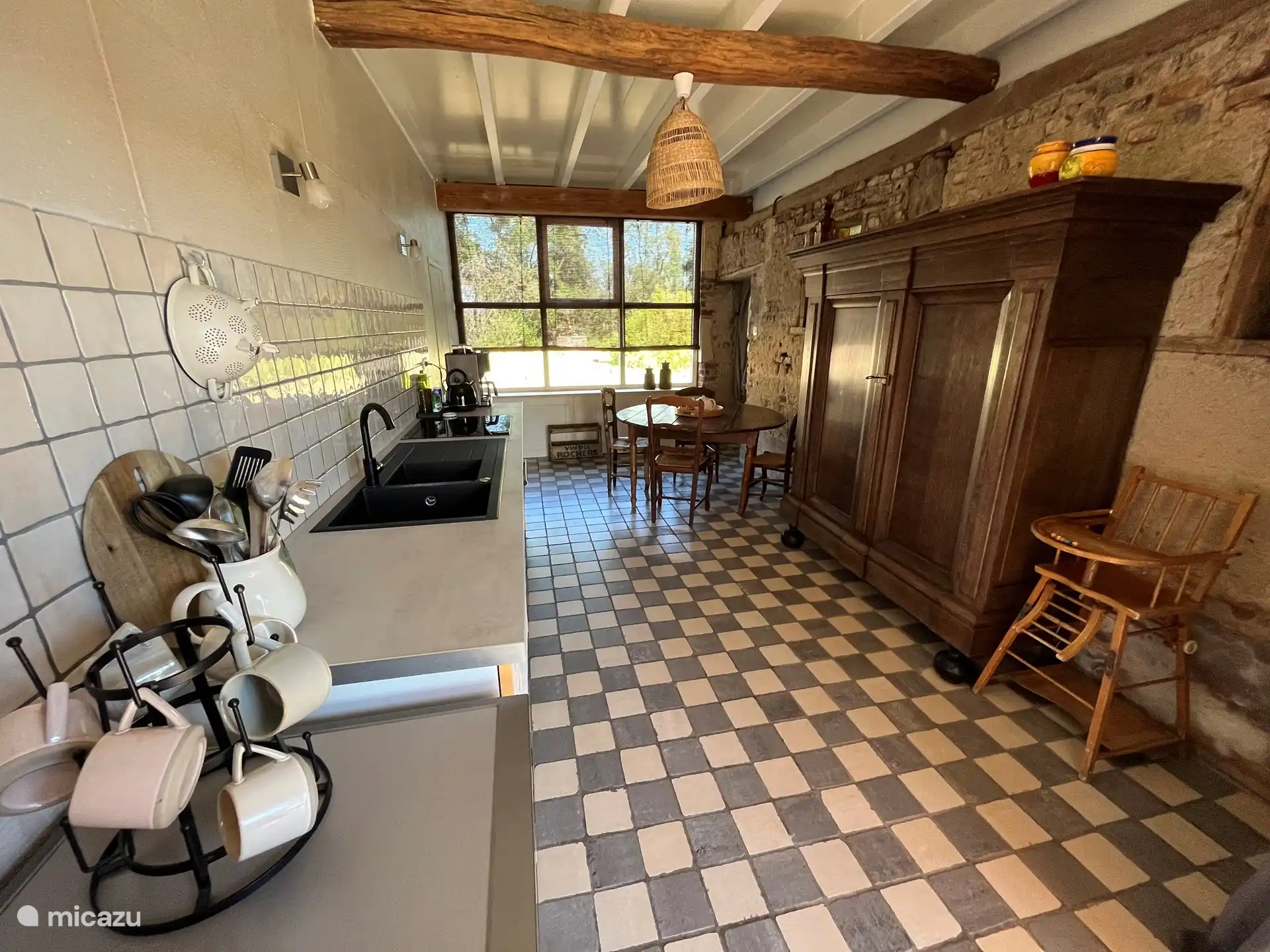 Dies ist die Küche der größeren Residenz. Die Küche ist komplett ausgestattet und befindet sich ebenfalls im Erdgeschoss.