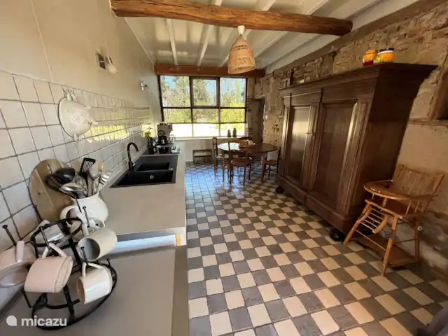 Location de Vacances France, Nièvre, Nevers, ferme - Cachez-vous C'est la cuisine de la plus grande résidence. La cuisine est entièrement équipée et se situe également au rez-de-chaussée.