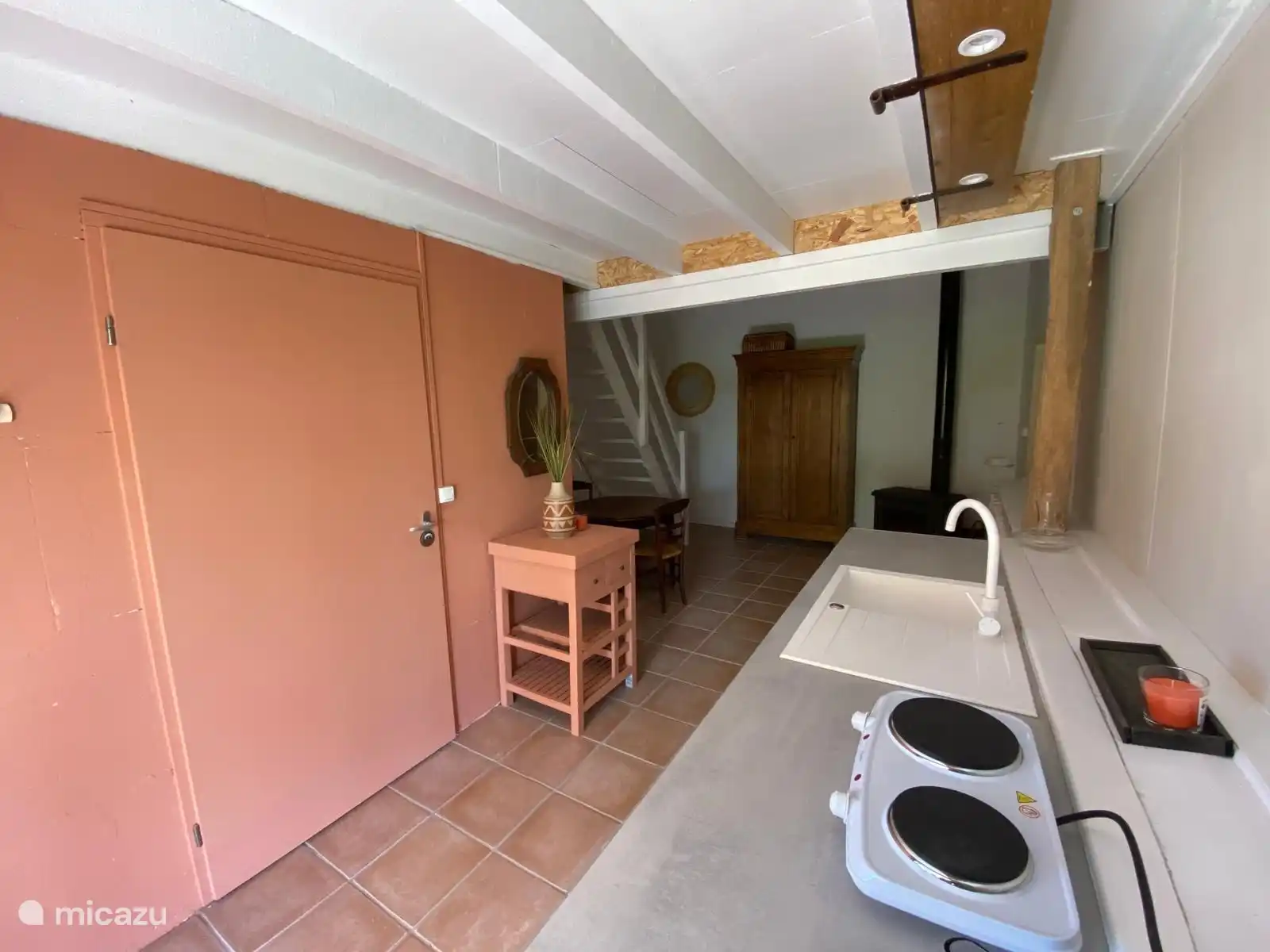 Angrenzend an den größeren Teil befindet sich das renovierte Studio. Dies ist der Wohn- und Kochbereich.