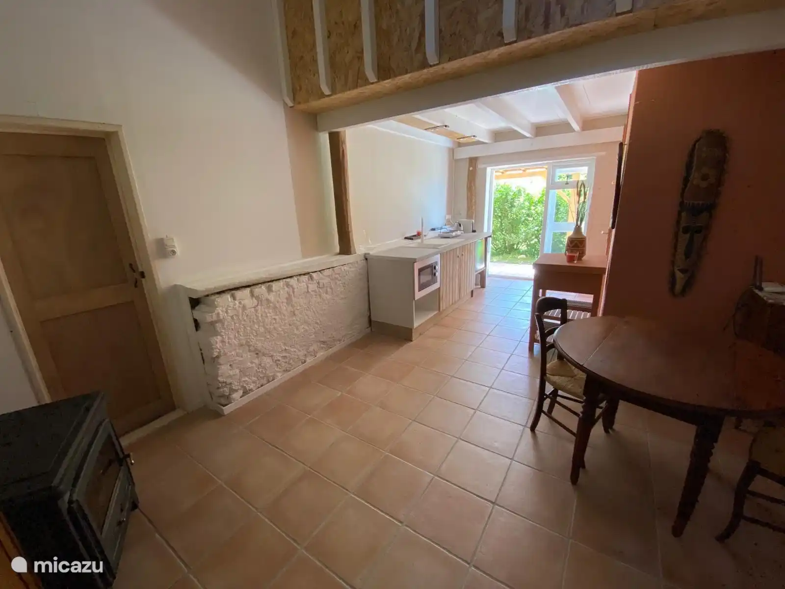 Angrenzend an den größeren Teil befindet sich das renovierte Studio. Dies ist der Wohn- und Kochbereich.