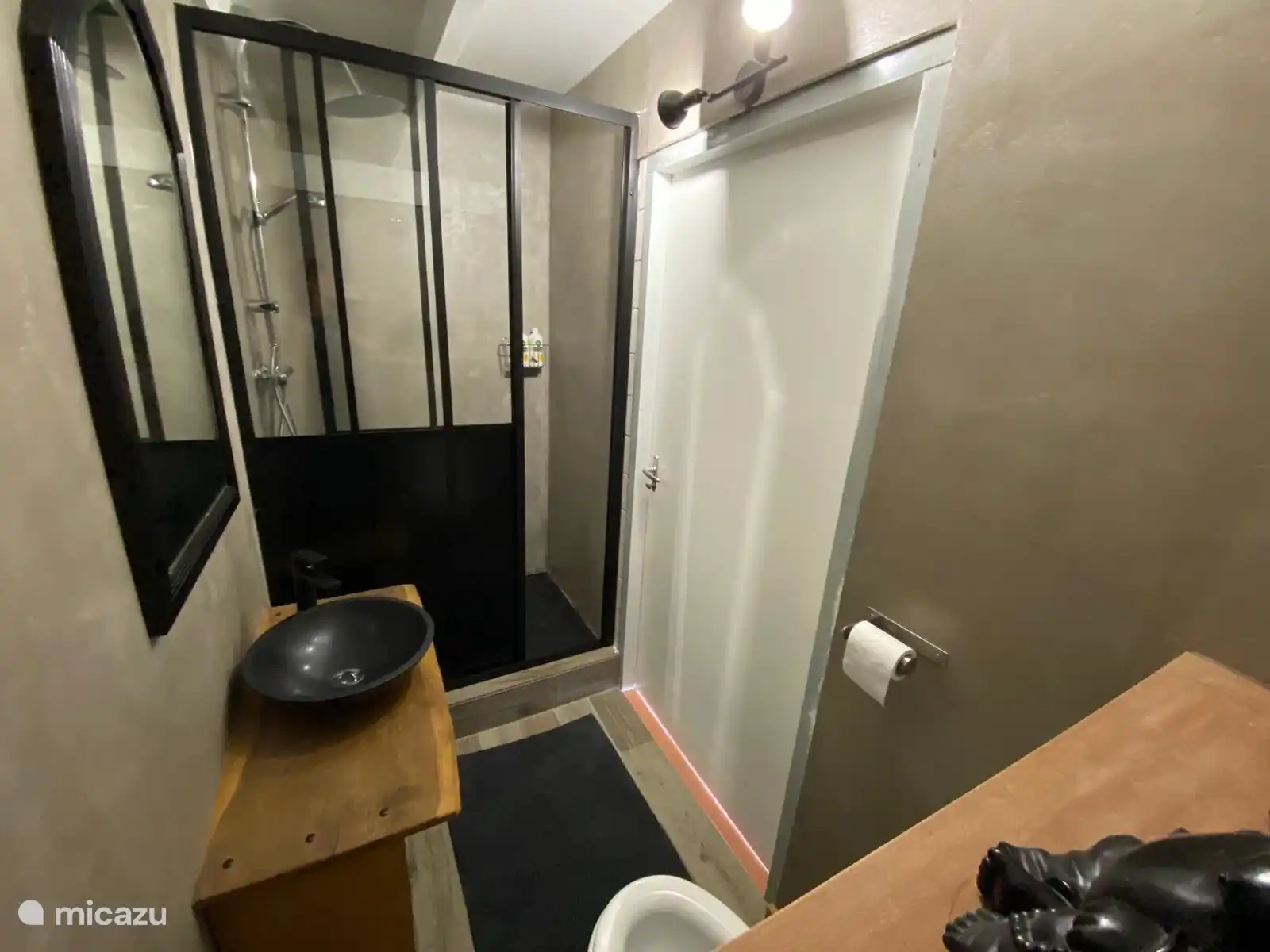 Das Badezimmer im Erdgeschoss des Studios.