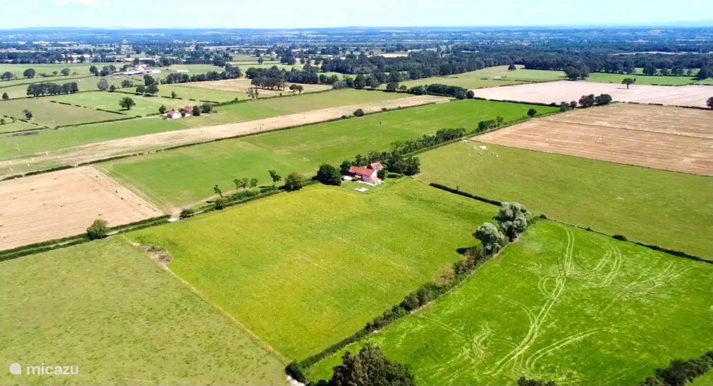 Wie Sie sehen, ist die Lage sehr privat und das Haus ist über eine ca. 500 Meter lange Landstraße zu erreichen. Hier werden Sie vollkommen entspannen.