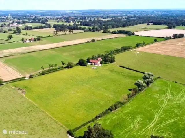 Location de Vacances France, Nièvre, Nevers, ferme - Cachez-vous Comme vous pouvez le constater, l'emplacement est très privé et la maison est accessible par une route de campagne d'environ 500 mètres. Vous vous détendrez complètement ici.
