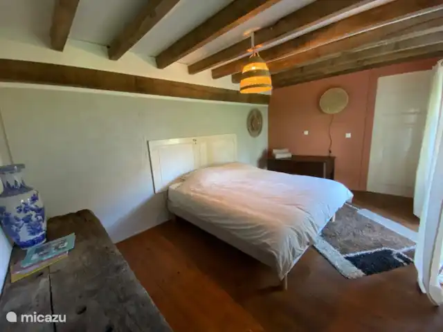 Location de Vacances France, Nièvre, Nevers, ferme - Cachez-vous Au rez-de-chaussée vous trouverez une autre chambre. Celui-ci est situé à proximité de la salle de bain et des toilettes. Ici aussi il y a un lit double (200x160).