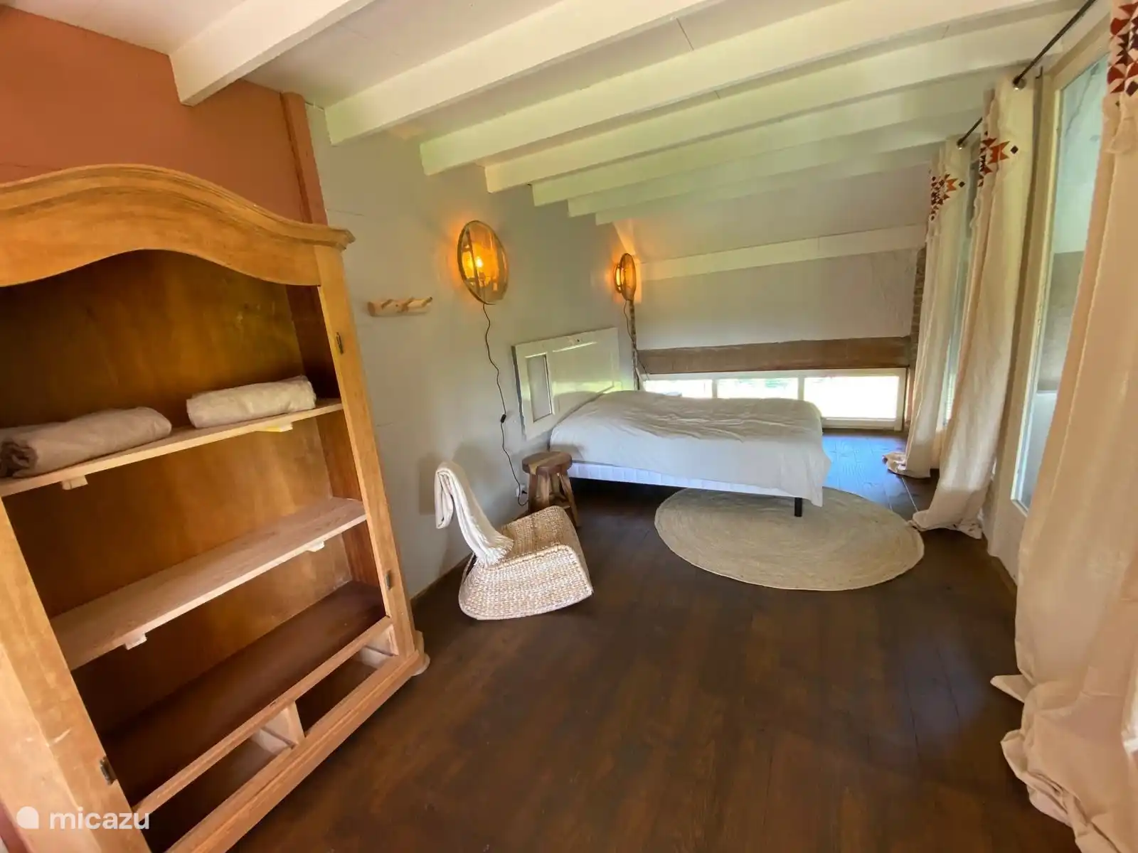 Angrenzend an das Wohnzimmer finden Sie ein Schlafzimmer mit einem Doppelbett (200x140).