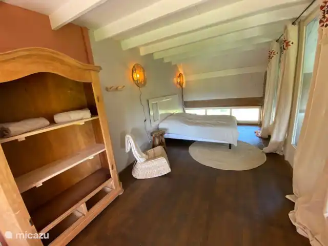 Location de Vacances France, Nièvre, Nevers, ferme - Cachez-vous Attenant au séjour vous trouverez une chambre avec un lit double (200x140).