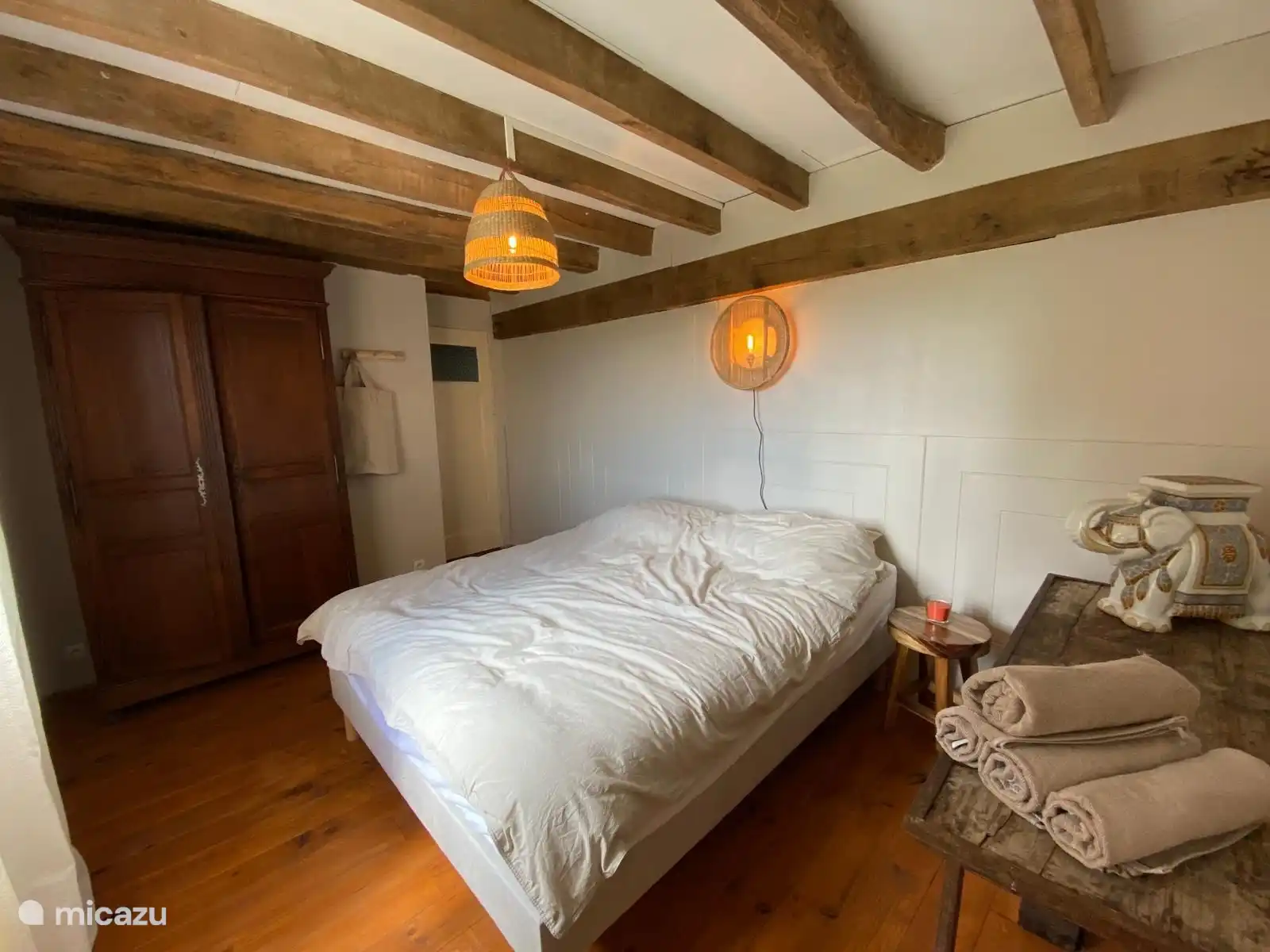 Im Erdgeschoss finden Sie ein weiteres Schlafzimmer. Dieser befindet sich in der Nähe des Badezimmers und der Toilette. Auch hier gibt es ein Doppelbett (200x160).