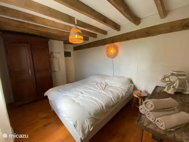 Location de Vacances France, Nièvre, Nevers, ferme - Cachez-vous Au rez-de-chaussée vous trouverez une autre chambre. Celui-ci est situé à proximité de la salle de bain et des toilettes. Ici aussi il y a un lit double (200x160).