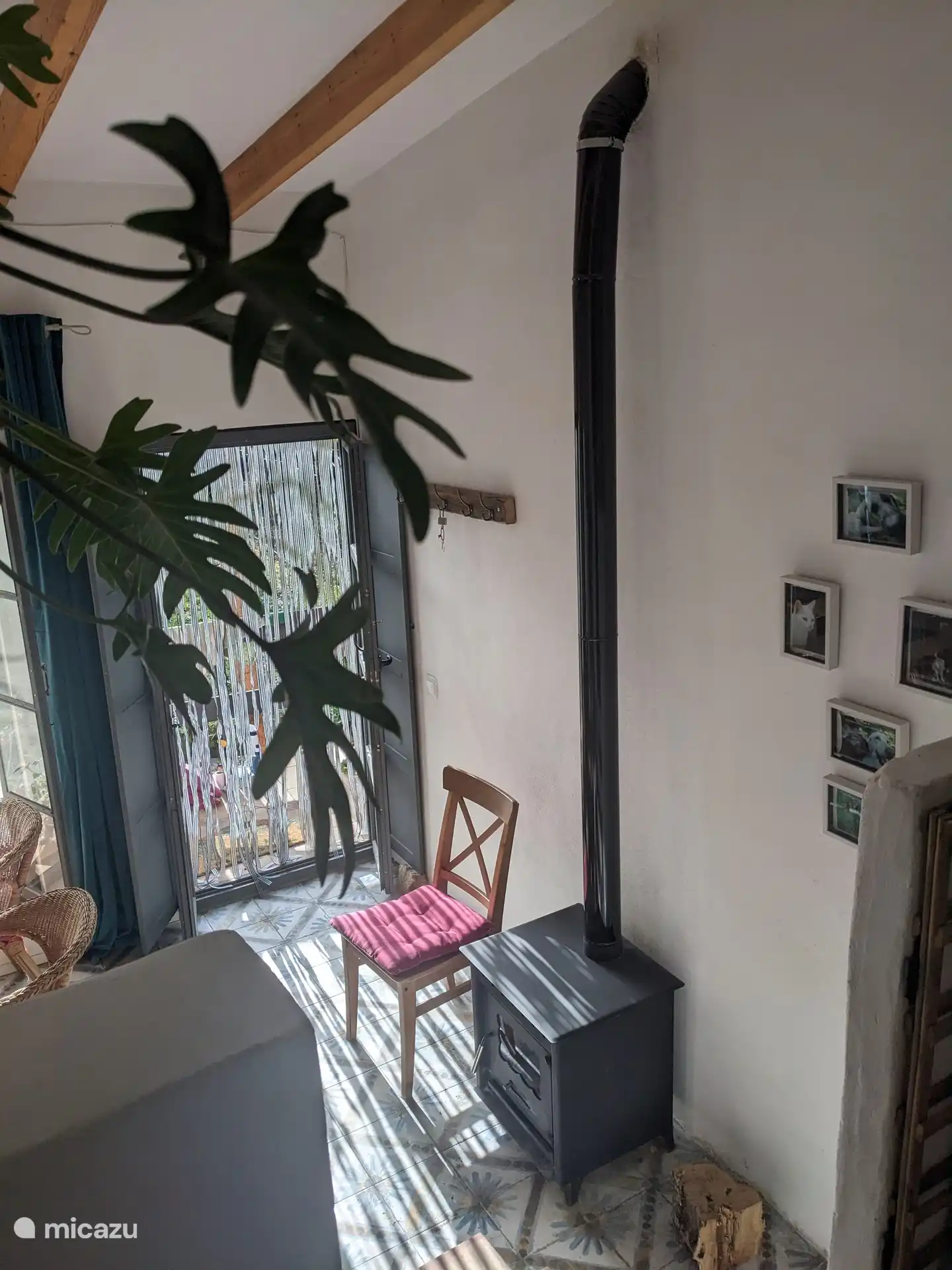 Eingangstür und Holzofen