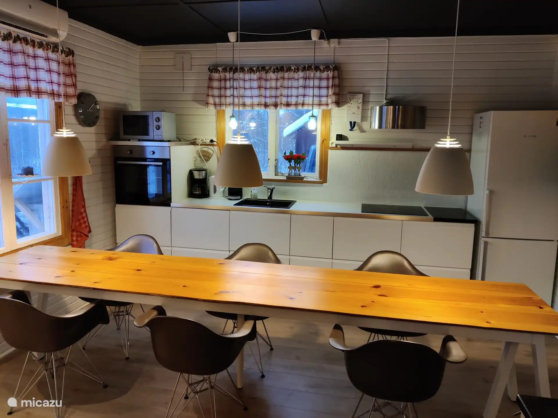 Coin repas avec cuisine.