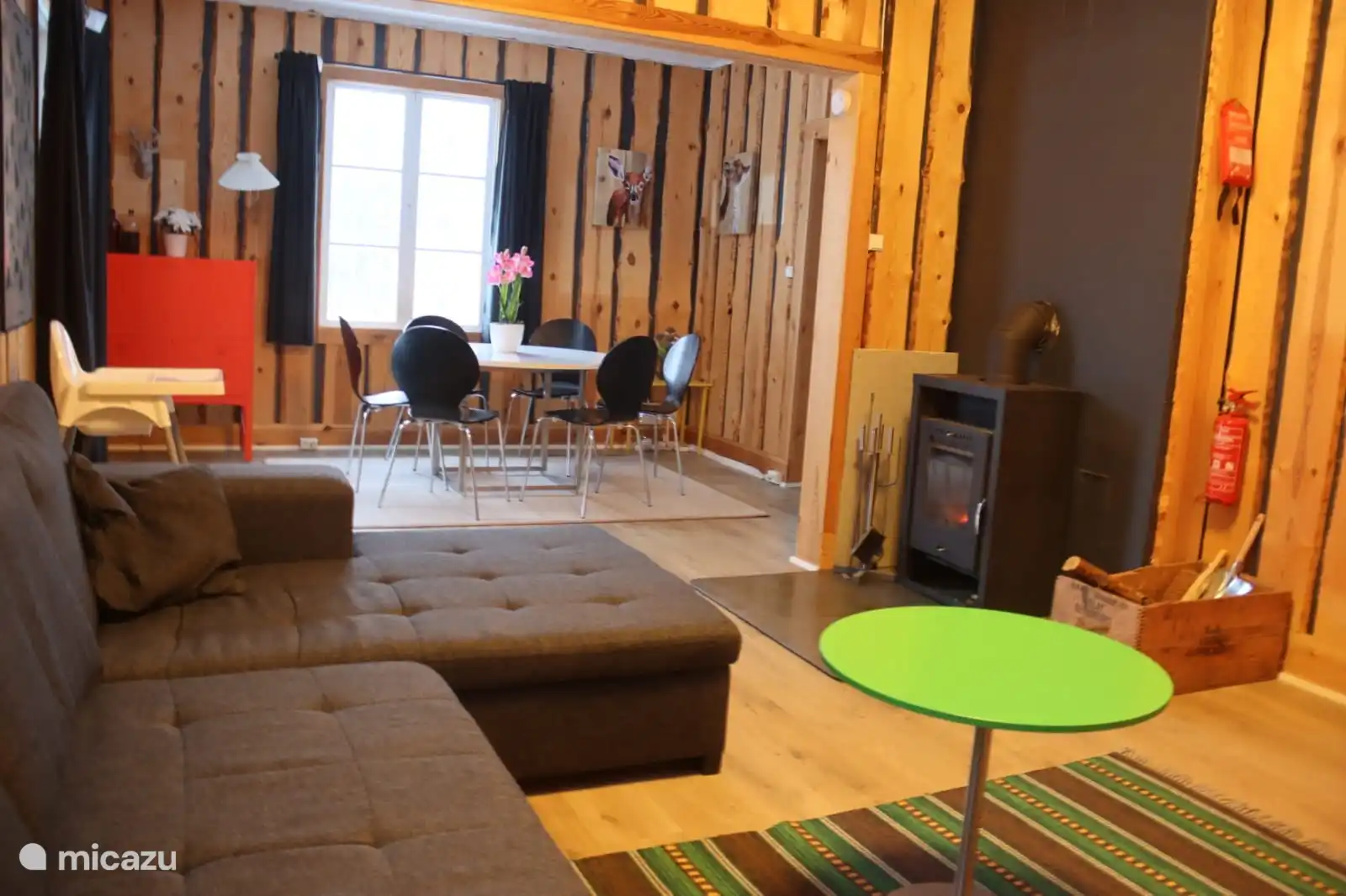 Vue d'ensemble du salon avec coin repas supplémentaire