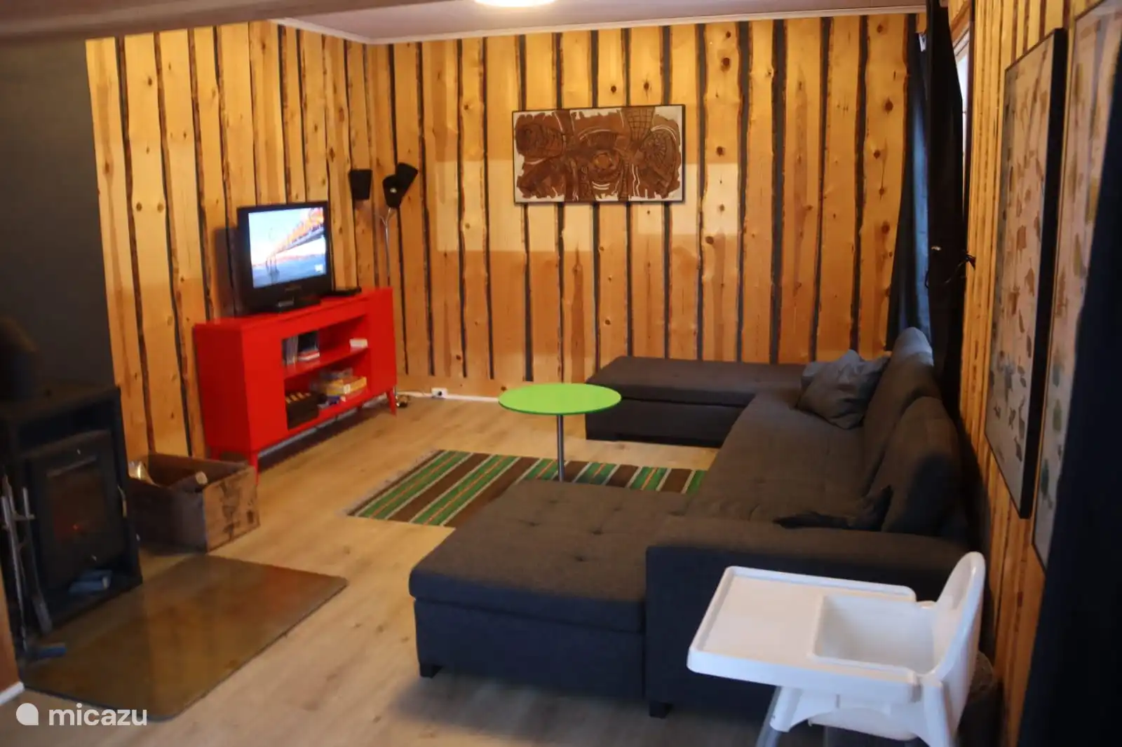 Séjour avec TV et poêle à bois