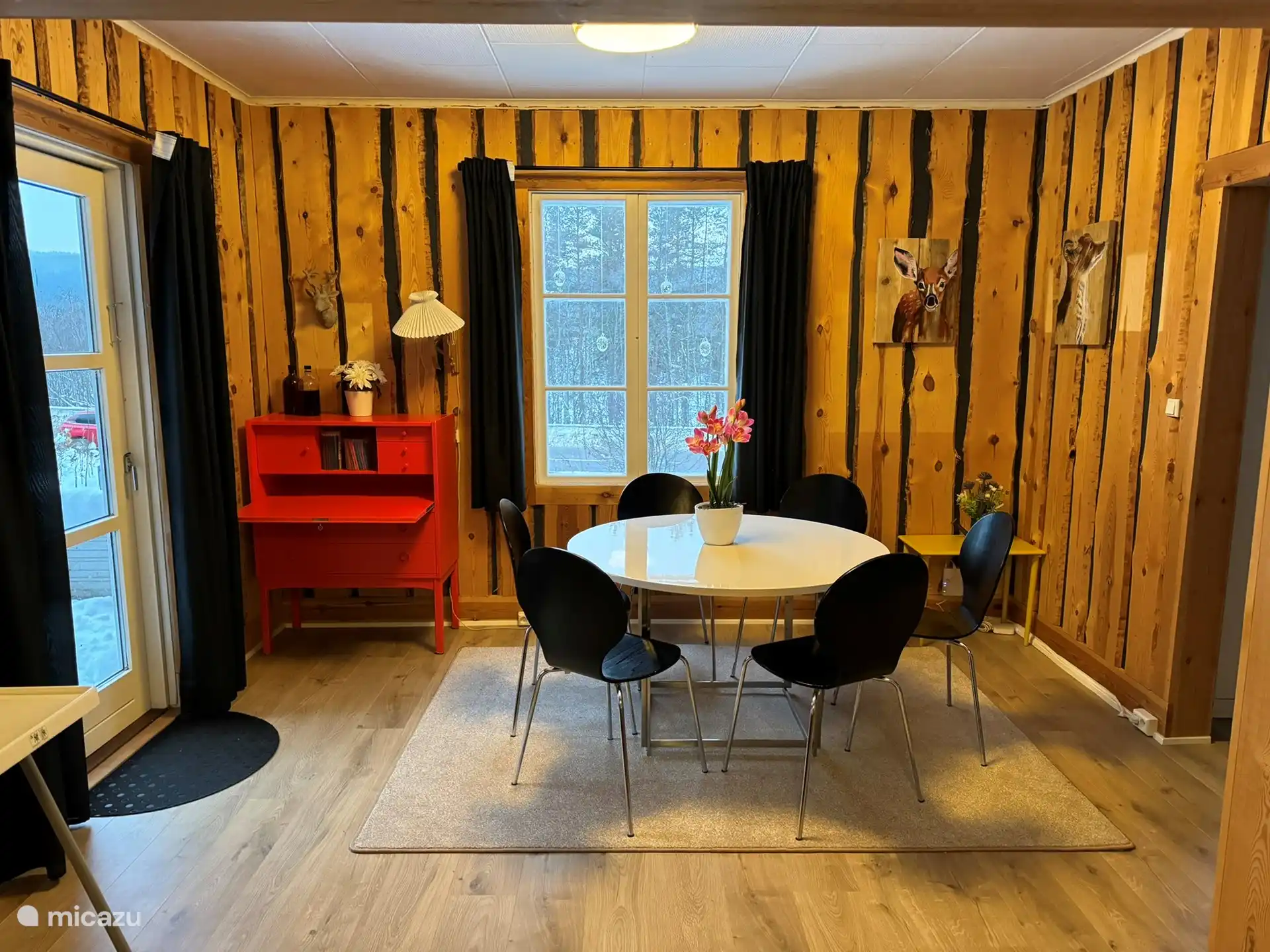 Coin repas supplémentaire avec table de travail/bureau