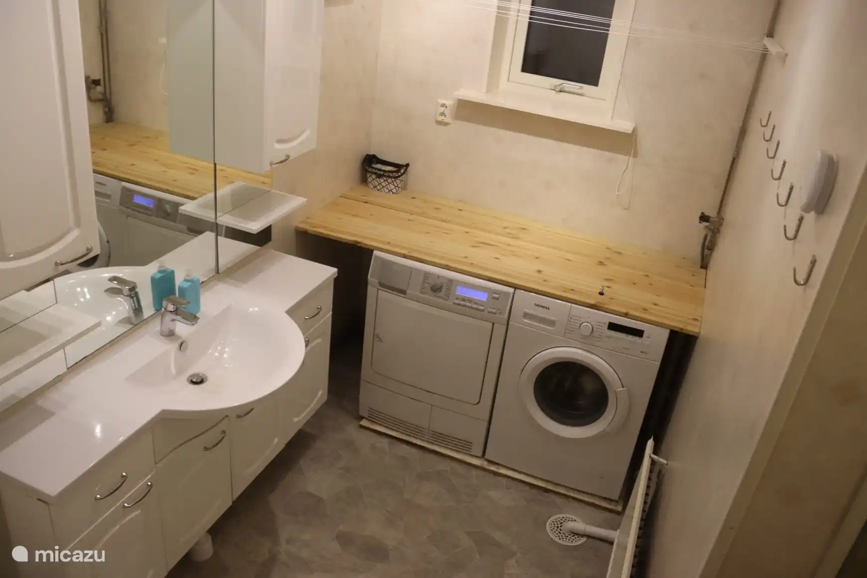 Buanderie comprenant lave-linge et sèche-linge