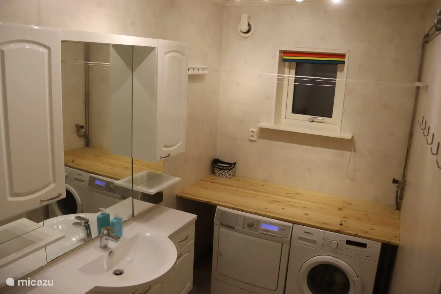 Buanderie comprenant lave-linge et sèche-linge