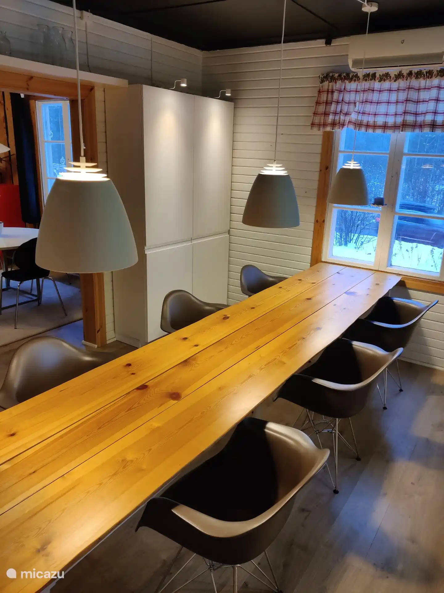 Coin repas avec vaisselier