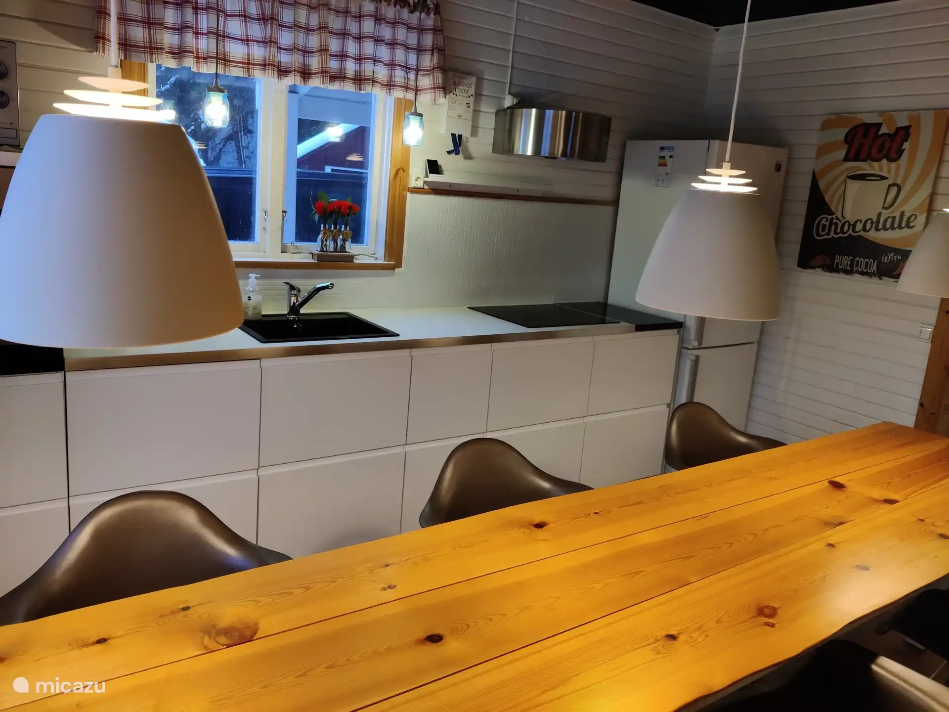 Coin repas avec cuisine