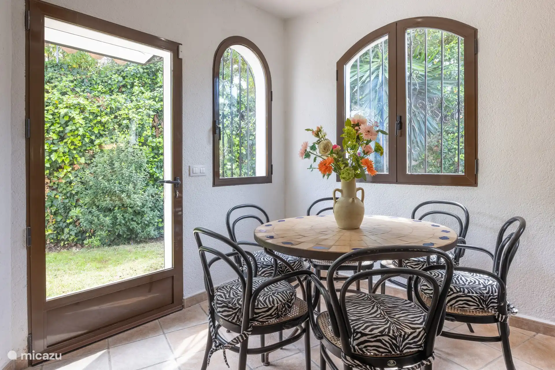 Kitchen dining table