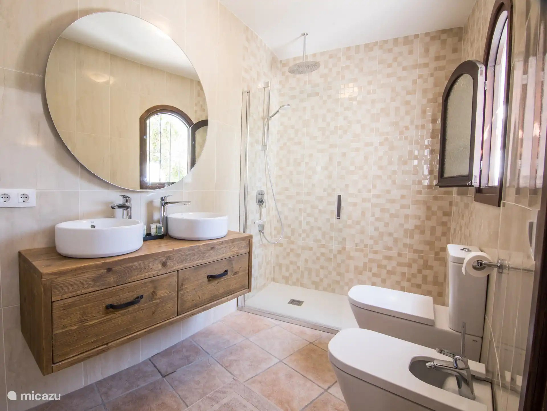 Bathroom 4 on 1st floor-