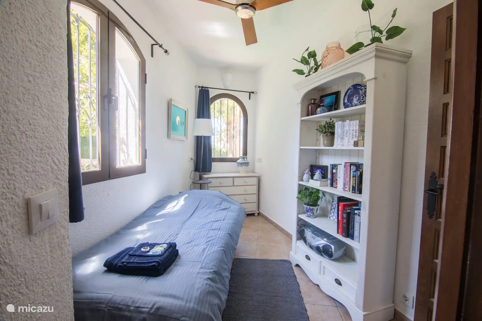 Small single bedroom with ensuite bathroom (bathroom II)