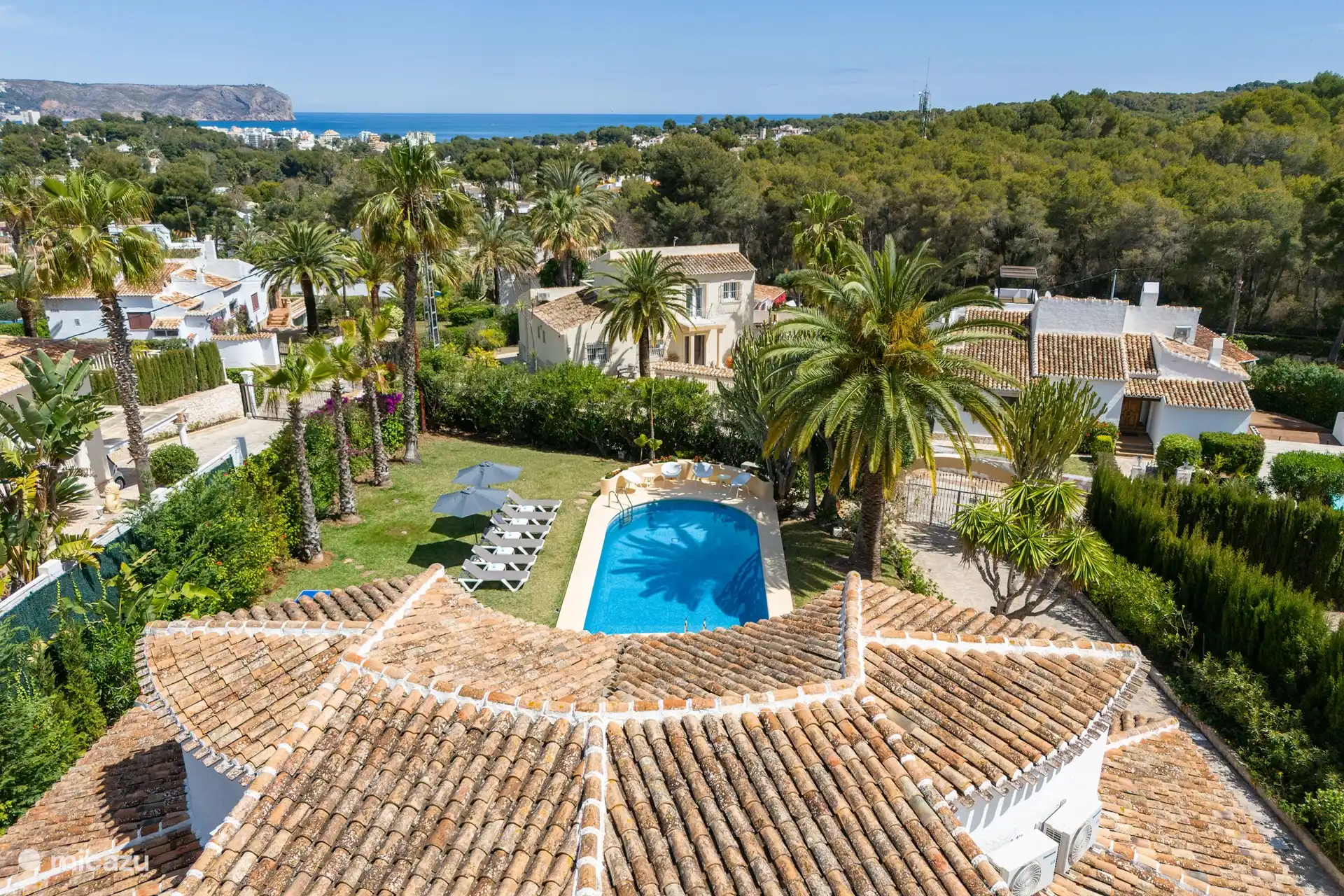 Garden and location in relation to the sea and the Arenal
