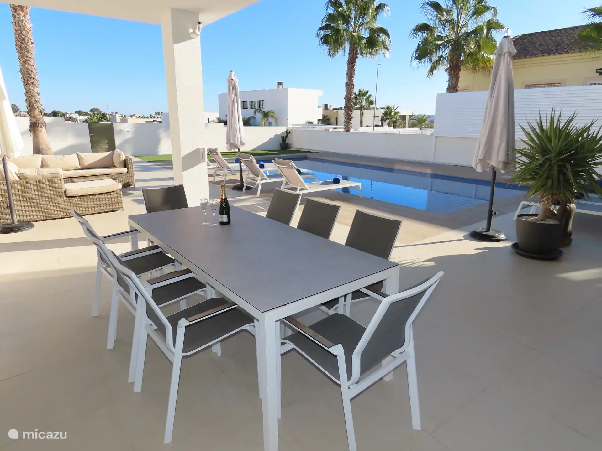 Schitterend overdekt terras met buiten keuken en zit-/eetgelegenheid voor 8 personen 